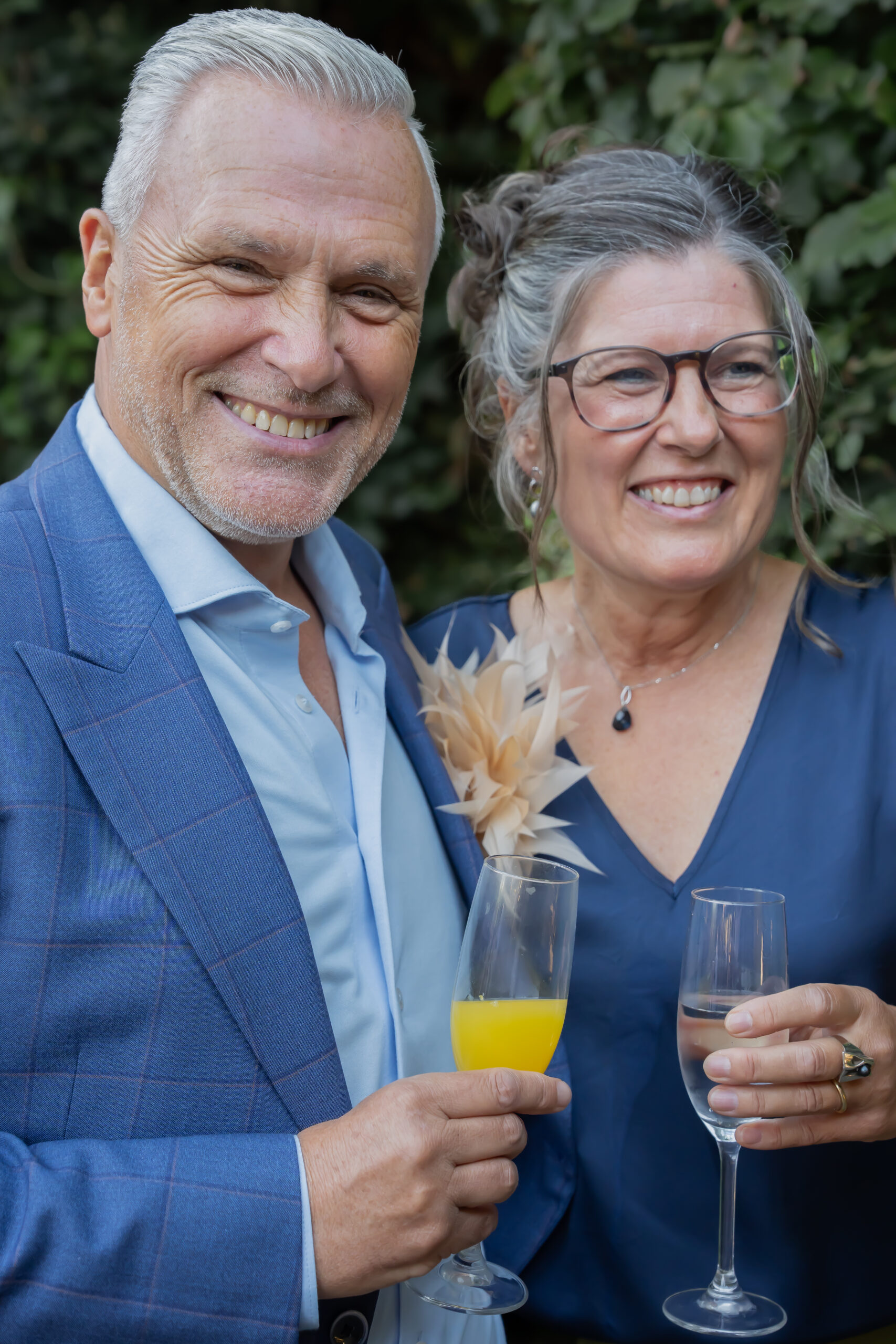 Kaarslicht en linnen servetten op een gedekte feesttafel
