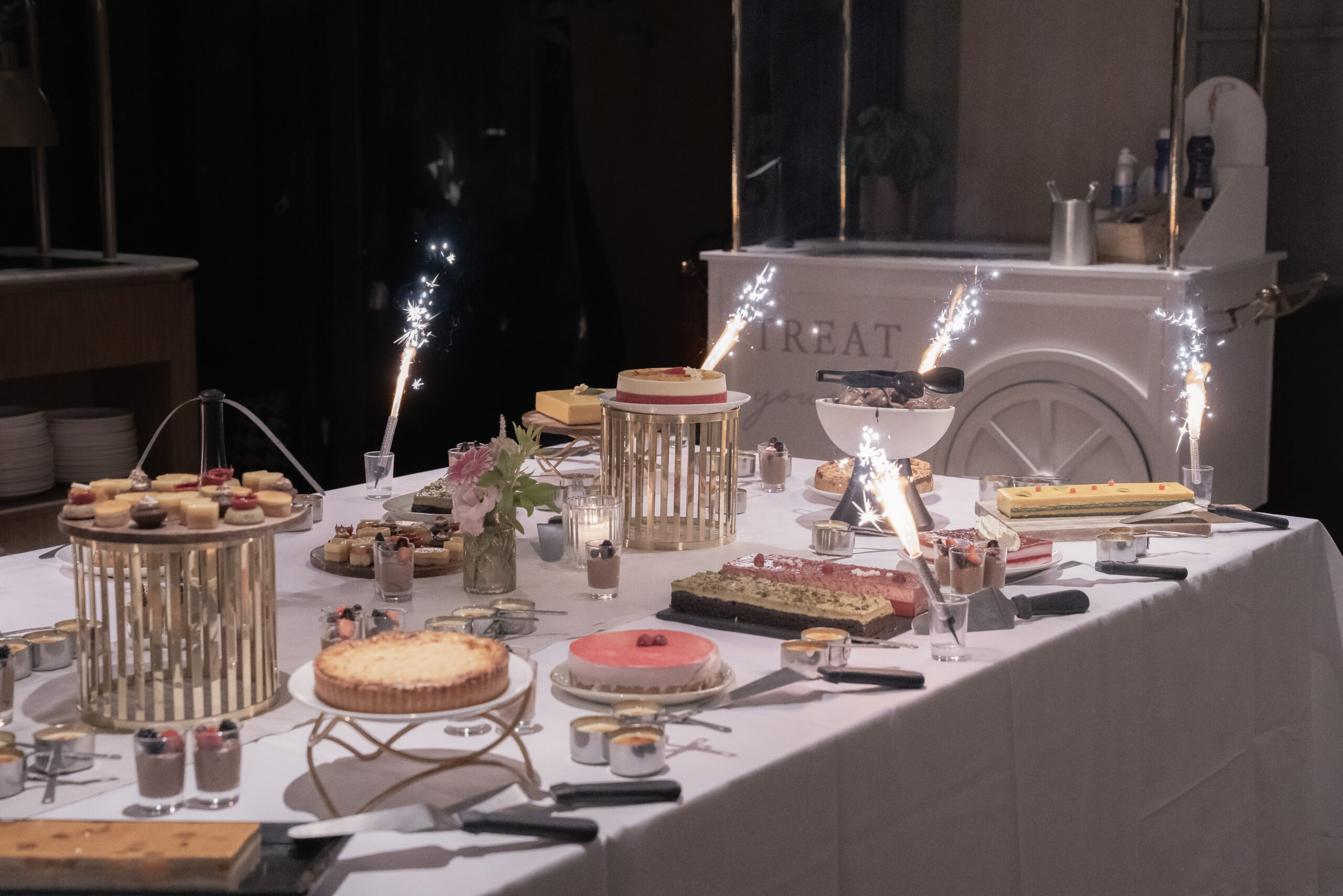 Sfeervol diner aan een lange houten tafel onder open hemel